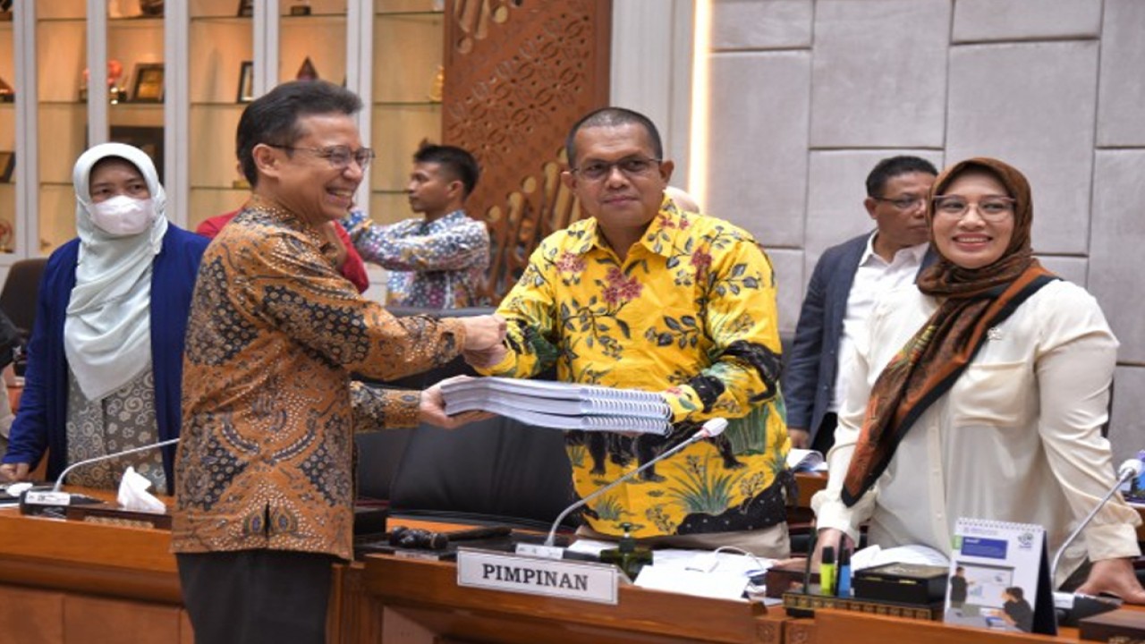 Wakil Ketua Komisi IX DPR RI Melkiades Laka Lena dalam Rapat Kerja Komisi IX DPR RI bersama Menteri Kesehatan, Mendikbudristek, Menpan-RB, Mendagri, Menkeu dan Menkumham di Gedung DPR RI, Senayan, Jakarta, Rabu (5/5/2023). Foto : Mu/Man