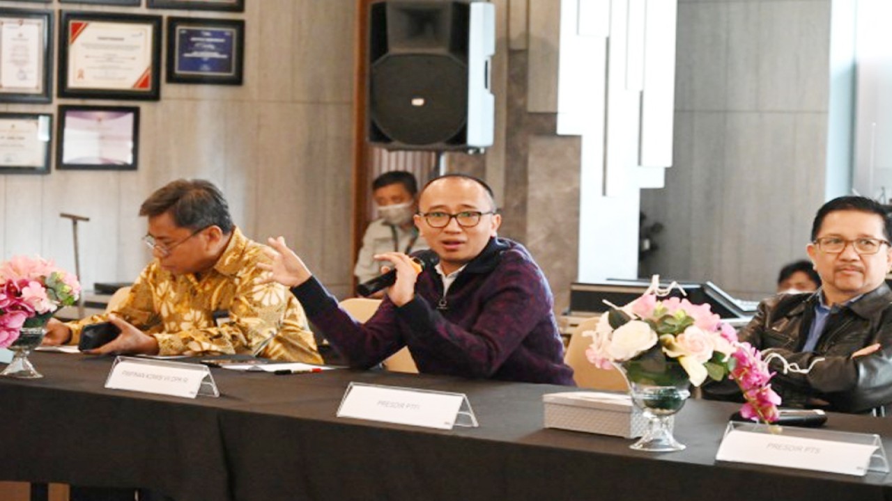 Wakil Ketua Komisi VII Bambang Haryadi saat mengunjungi PT Smelting untuk meninjau progres pembangunan ekspansi PT Smelting, di Gresik, Jawa Timur, Rabu (5/4/2023). Foto : Bianca/Man