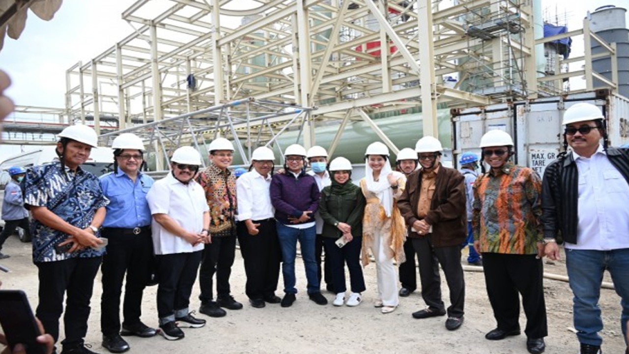 Wakil Ketua Komisi VII DPR RI Bambang Haryadi bersama rombongan tim saat foto bersama usai memimpin kunjungan kerja ke PT Smelting di Gresik, Jawa Timur, Rabu (5/4/2023). Foto: Bianca/nr