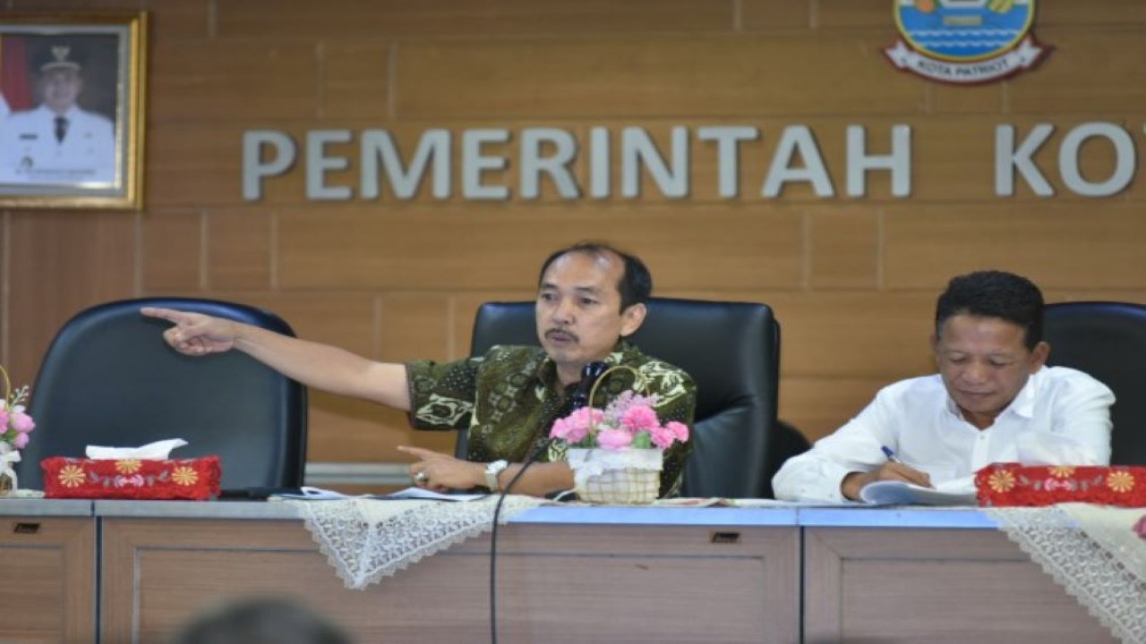 Wakil Ketua Komisi II DPR RI H. Yanuar Prihatin saat memimpin pertemuan dengan Walikota Bekasi diwakili PLH Sekretaris Daerah, Perwakilan KPUD Kota Bekasi, Perwakilan Bawaslu Kota Bekasi dan Perwakilan BPN Kota Bekasi. (Oji/nr)