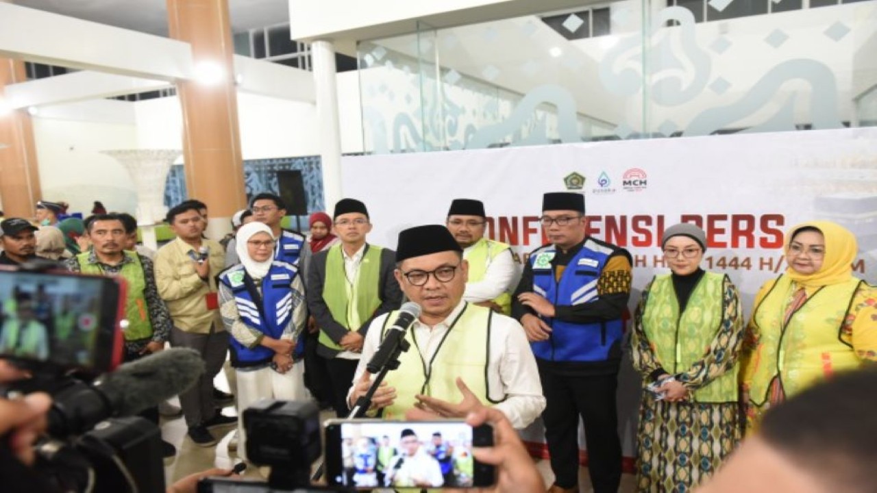 Wakil Ketua Komisi VIII DPR RI Ace Hasan Syadzily saat memberikan Konferensi Pers di Bandara Kertajati, Majalengka, Jabar, Minggu (28/5/2023). (Jaka/nr)