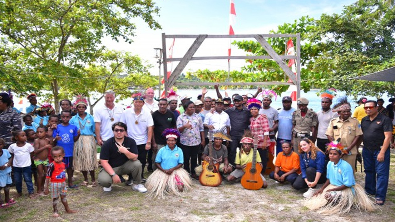 Anggota DPR RI Yan Permenas Mandenas berfoto bersama usai serap aspirasi warga di  distrik Ainando Padaido, Kabupaten Biak Numfor, Provinsi Papua, Rabu (3/5/2023). Foto: Kresno/nr