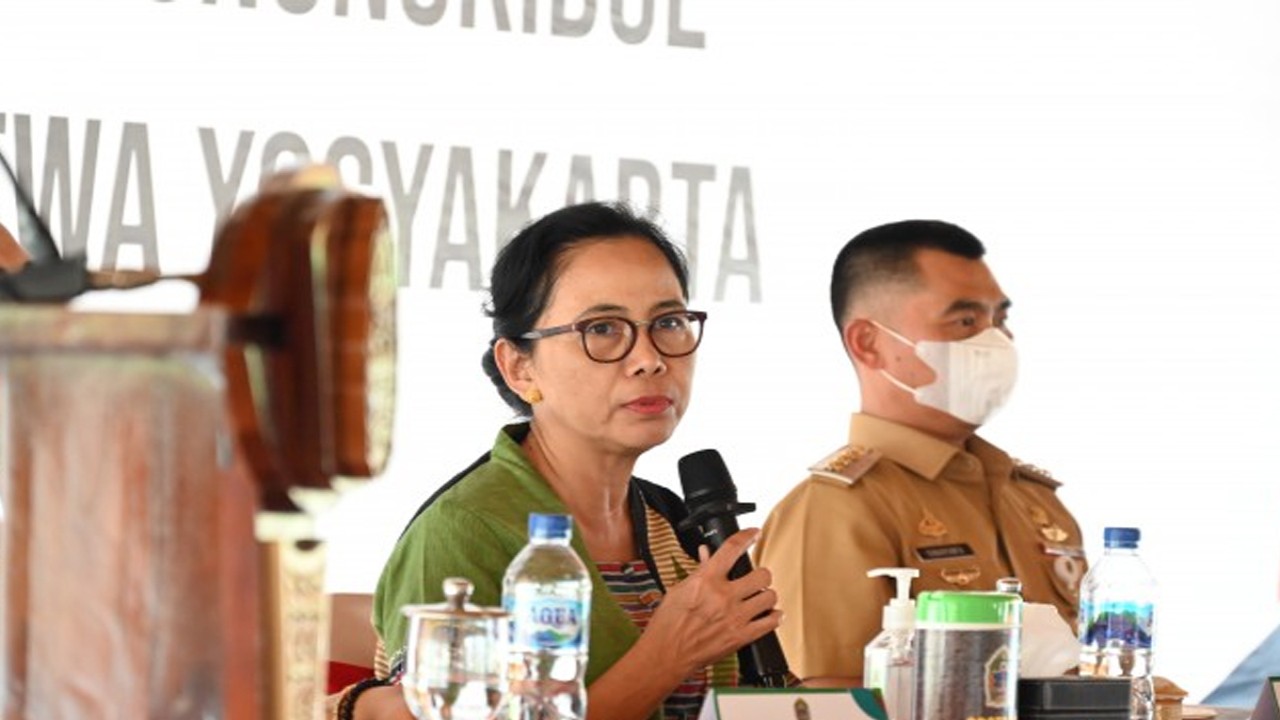 Anggota Komisi VIII DPR RI MY Esti Wijayanti saat mengikuti pertemuan Kunjungan Kerja Reses Komisi VIII di Provinsi DIY, Selasa (9/5/2023). Foto: Bianca/nr