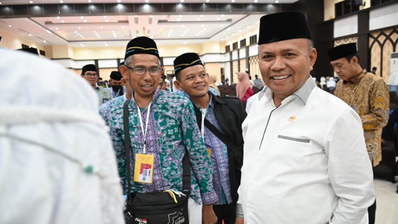 Anggota Komisi VIII DPR RI Samsu Niang saat meninjau rangkaian proses keberangkatan CJH di Asrama Haji Sudiang, Makassar, Sulawesi Selatan pada Selasa (23/5/2023). Foto: Ucha/nr