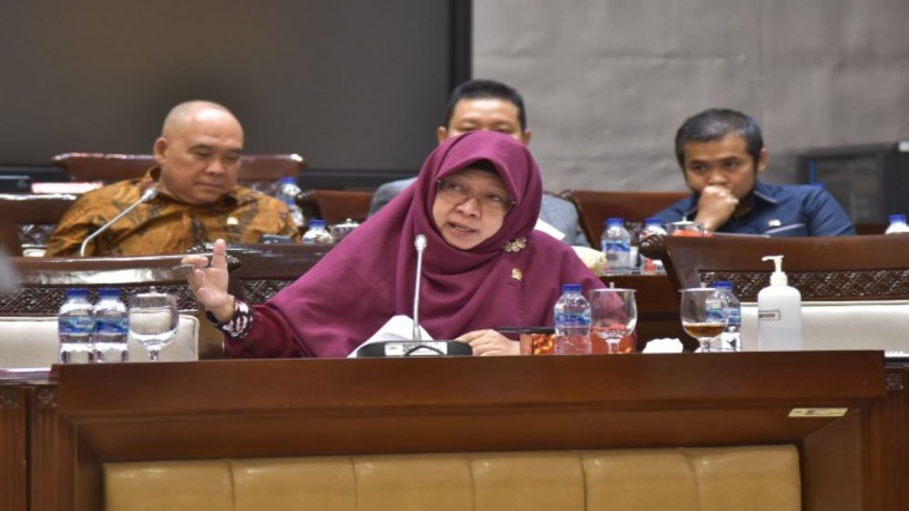 Anggota komisi XI, Anis Byarwati saat mengikuti rapat kerja bersama dengan Dewan Komisioner OJK di gedung DPR RI Senayan, Jakarta. (Munchen/nr)