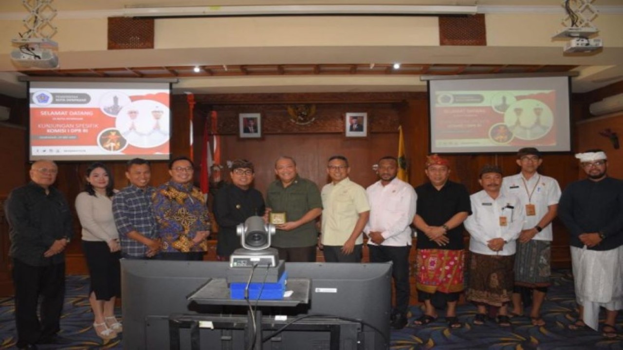 Wakil Ketua Komisi I DPR RI Bambang Kristiono saat bertukar cenderamata usai pertemuan dengan Pemkot Denpasar, di Bali, Kamis (25/5/2023). (Bunga/nr)