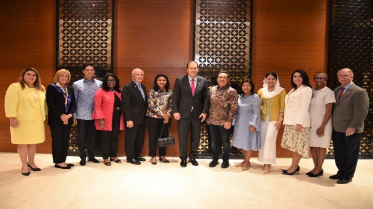 Ketua GKSB DPR RI-Parlemen AS Charles Honoris foto bersama usai memimpin delegasi GKSB BKSAP DPR RI menerima Delegasi HDP atau Kongres Amerika Serikat yang digelar di Ruang Delegasi, Gedung Nusantara III DPR RI, Senayan, Jakarta, Rabu (3/5/2023). (Devi/Man)