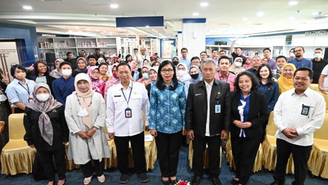 Deputi Bidang Persidangan Setjen DPR RI Suprihartini saat foto bersama usai acara Sosialisasi Single Account ISBN di Lingkungan Sekretariat Jenderal DPR RI, Senayan Jakarta, Rabu (24/5/2023). Foto: Farhan/nr