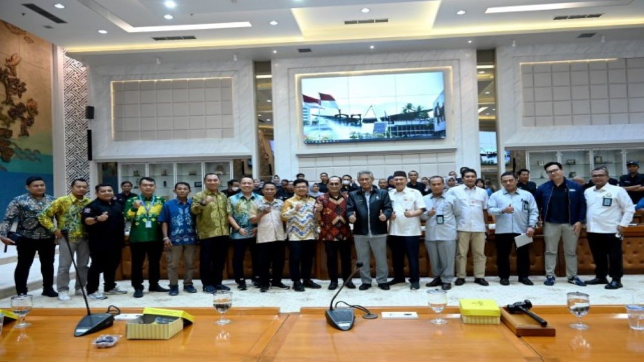 Anggota DPR RI Dapil Kalsel Difriadi Darjat foto bersama usai saat pertemuan dengan rombongan Setwan DPRD Kalsel di Gedung Nusantara I, Senayan, Jakarta, Kamis (25/5/2023). (Tari/Man)