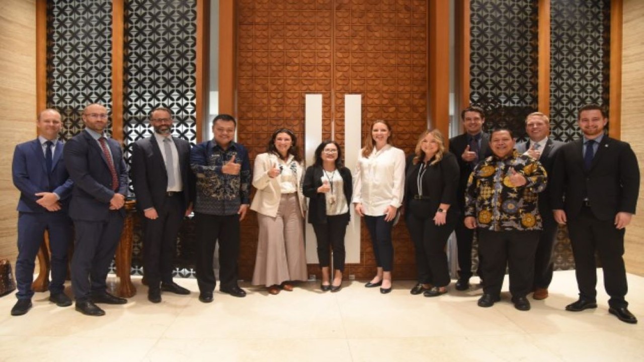 Kepala Biro Kerja-Sama Antar Parlemen (KSAP) Sekretariat Jenderal DPR RI Endang T.D. Retnoastuti foto bersama usai pertemuan dengan delegasi HDP Kongres Amerika Serikat yang digelar di Ruang Rapat BKSAP, Gedung Nusantara III Lt. II DPR RI, Senayan, Jakarta, Senin (15/5/2023). (Arief/Man)