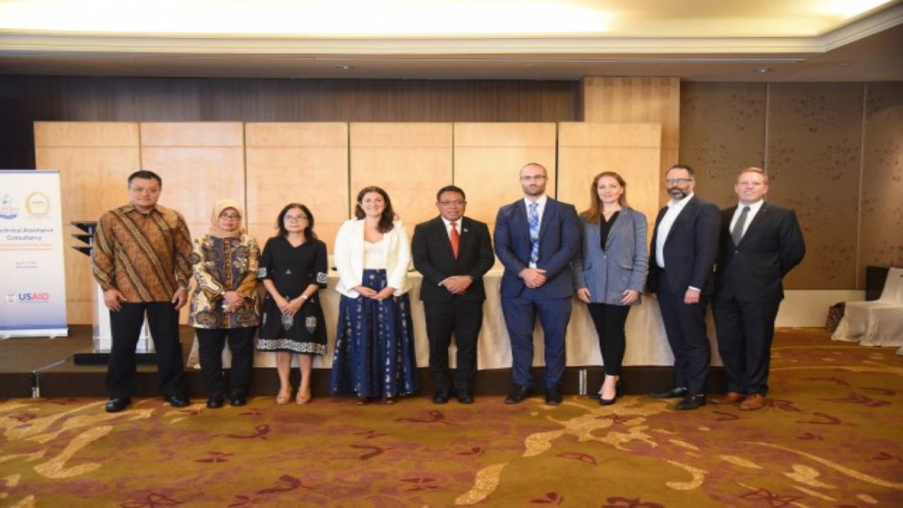 Kepala Badan Keahlian Setjen DPR RI Inosentius Samsul saat foto bersama usai menerima kunjungan Delegasi House For Democracy Partnership (HDP) di kawasan Senayan, Jakarta, Selasa (16/5/2023). (Dep/nr)