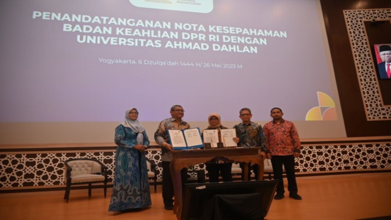 Kepala Pusat Perancangan Undang - Undang BK Setjen DPR RI, Lidya Suryani Widayati usai menandatangani nota kesepahaman antara BK-DPR RI dengan Universitas Ahmad Dahlan. (Anne/nr)