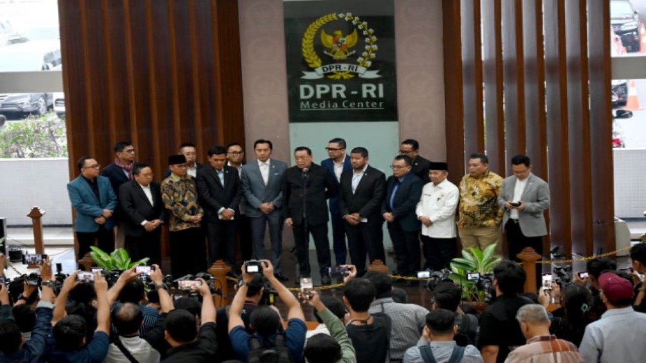 Para anggota perwakilan delapan Fraksi di DPR RI saat menggelar konferensi pers di Media Center DPR RI, Gedung Nusantara, Senayan, Jakarta, Selasa (30/5/2023). (Mentari/nr)