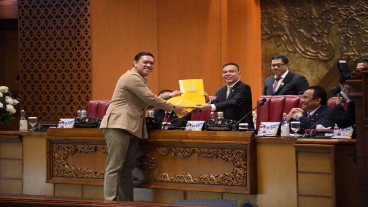 Anggota DPR RI Dave Akbarshah Fikarno saat menyerahkan pandangan Fraksi Golkar atas Kerangka Ekonomi Makro dan Pokok-Pokok Kebijakan Fiskal RAPBN tahun 2024. (Kresno/nr)