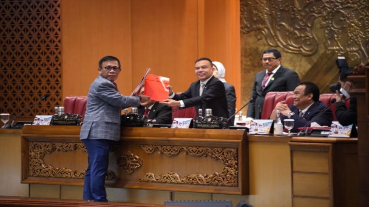 Anggota Komisi XI DPR RI Masinton Pasaribu saat menyerahkan pandangan fraksinya atas KEM dan PPKF RAPBN Tahun Anggaran 2024. (Kresno/nr)