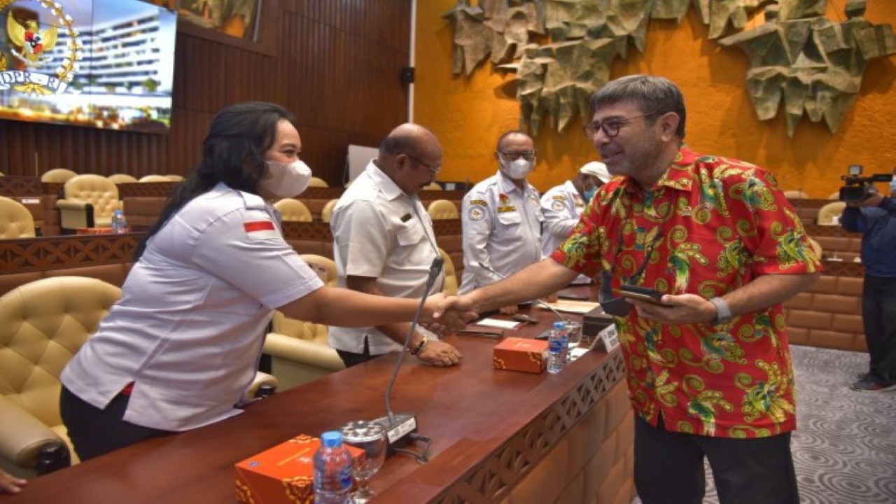 Anggota Komisi V DPR RI Harvey B. Malaihollo menerima delegasi dari IKBP (Ikatan Keluarga Besar Papua) di Gedung Nusantara DPR RI, Senayan, Jakarta, Senin (22/5/2023). (Mu/Man)