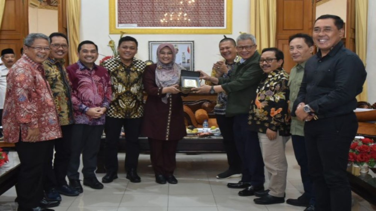 Anggota Komisi II DPR RI Iip Miftahul Choiri dalam foto bersama usai mengikuti pertemuan di Kantor Bupati Pandeglang, Rabu (24/5/2023). (Oji/nr)