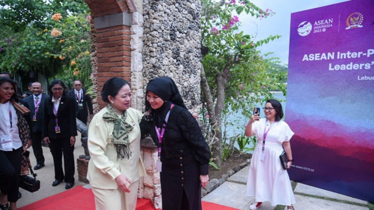 Ketua DPR RI Dr (H.C) Puan Maharani saat bertemu dengan Sekjen ASEAN Inter-Parliamentary Assembly (AIPA), Siti Rozaimeriyanty Dato Haji Abdul Rahman di kawasan Labuan Bajo. Foto: Geraldi/nr