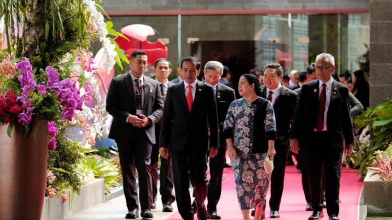 Ketua DPR RI Dr. (H.C) Puan Maharani bersama Presiden Republik Indonesia Joko Widodo saat berjalan menuju pembukaan acara ASEAN-AIPA Leaders Interface Meeting di Labuan Bajo, Rabu (10/5/2023). Foto: Geraldi/nr