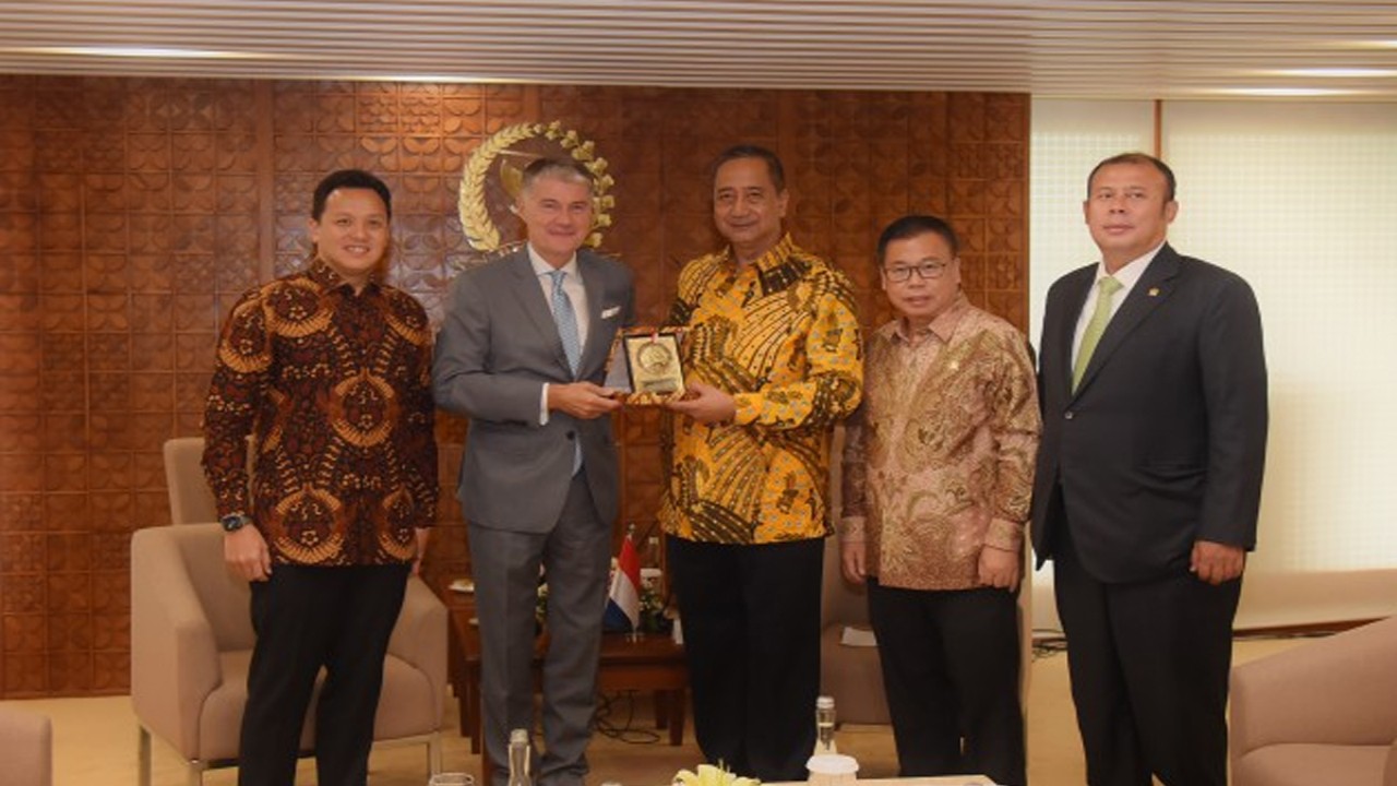 Ketua GKSB DPR RI-Parlemen Kroasia, Ferdiansyah berfoto bersama dengan Duta Besar Kroasia untuk Indonesia, H.E. Nebojša Koharović. di dampingi Anggota GKSB DPR RI-Parlemen Kroasia yang lain, Sofyan Tan, Moreno Soeprapto, dan Cucun Ahmad Syamsurijal, usai melakukan pertemuan. Foto: Runi/rni 