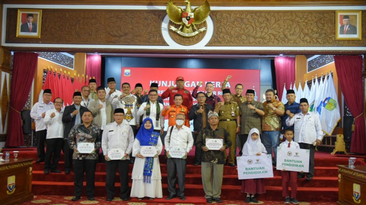 Ketua Tim Kunres Komisi VIII DPR RI, Ace Hasan Syadzily beserta rombongan tim saat foto bersama usai melakukan pertemuan di Auditorium Rumah Dinas Gubernur Jambi, Senin (8/5/2023). Foto: Andri/nr