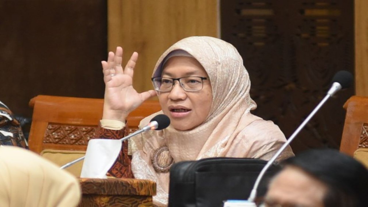 Anggota Komisi X DPR RI Ledia Hanifa Amaliah DPR saat Rapat Kerja dengan Menteri Pendidikan Kebudayaan Riset dan Teknologi beserta jajaran eselon I Kemendikbudristek di Gedung Nusantara II, Senayan, Jakarta, Rabu (31/5/2023). (Dep/nr)