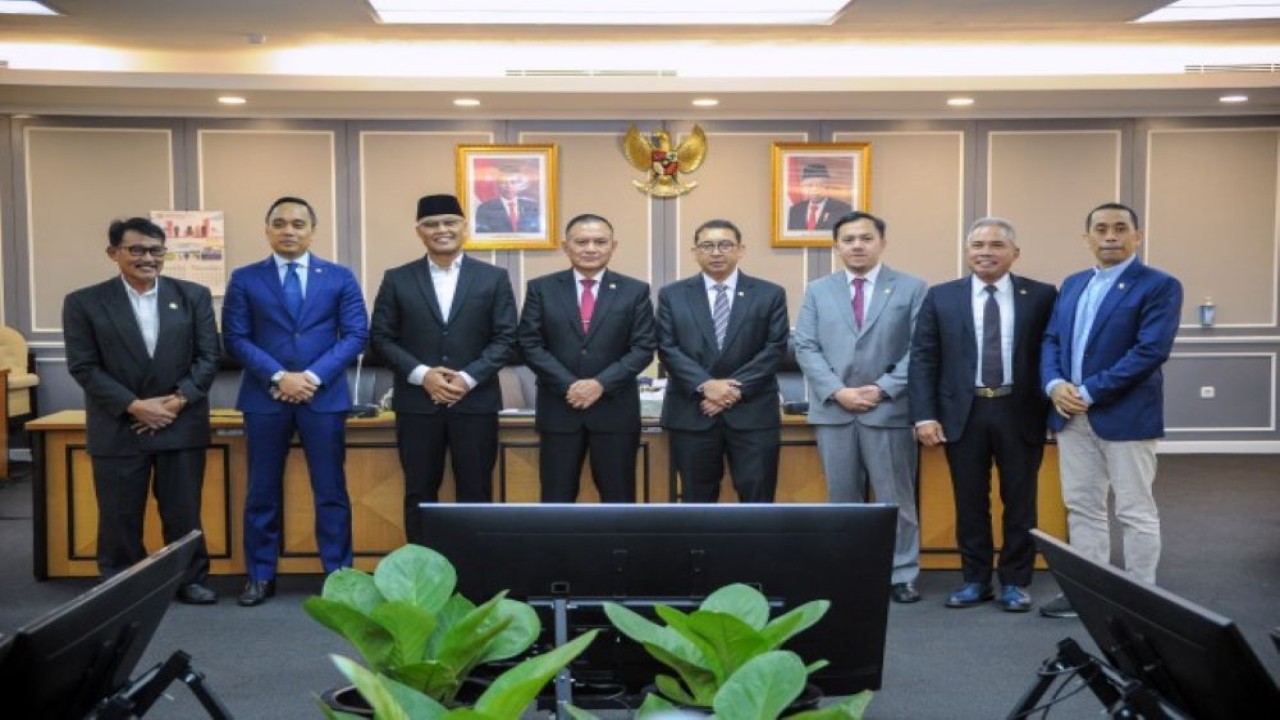 Foto bersama Pimpinan BKSAP DPR RI usai Wakil Ketua DPR RI Lodewijk F. Paulus resmi melantik Sukamta sebagai Wakil Ketua BKSAP DPR RI pada Selasa (23/5/2023). (Geraldi/nr)