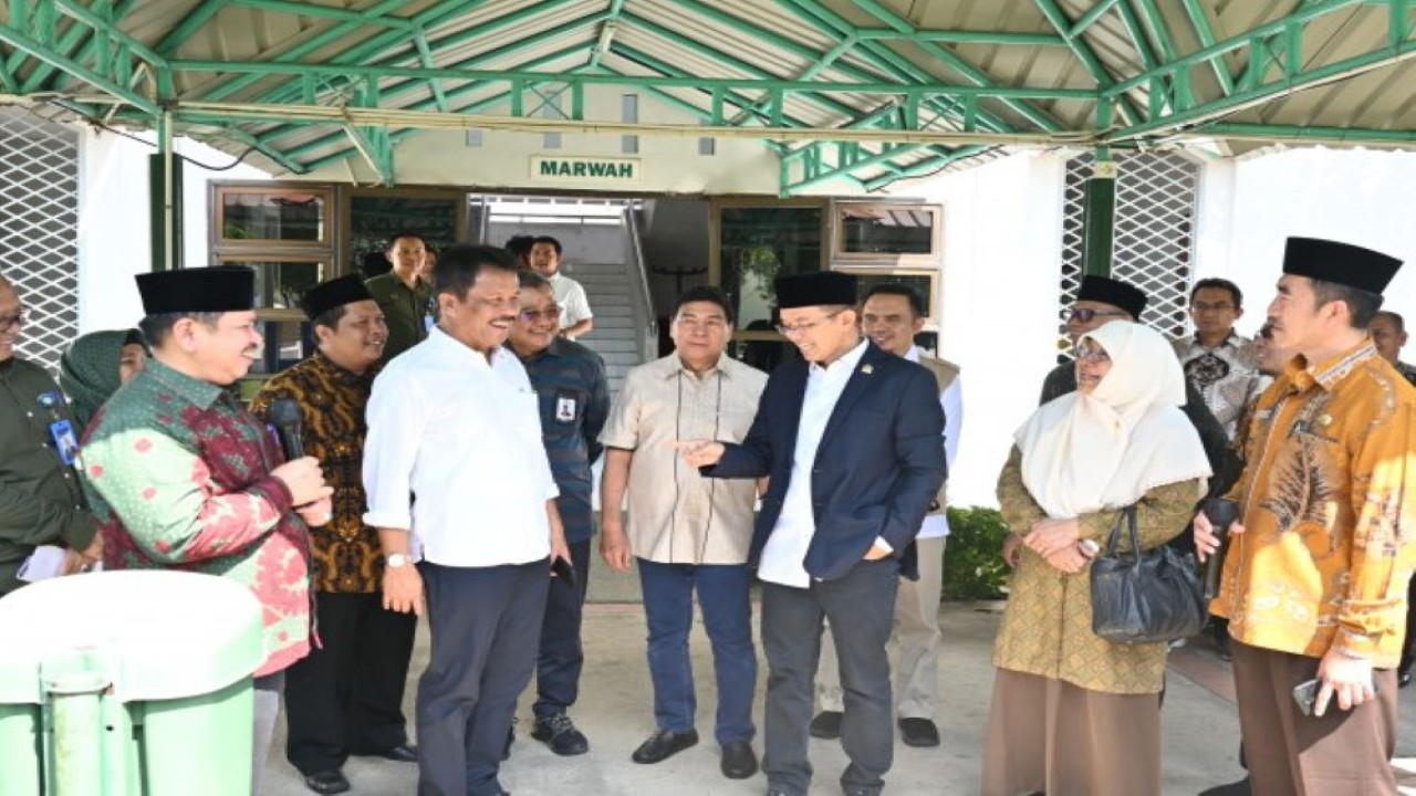 Anggota Komisi VIII DPR Maman Imanul Haq beserta rombongan Tim Kunres Komisi VIII DPR RI saat meninjau fasilitas dan layanan asrama haji Kota Batam, Kamis (11/5/2023). (Eki/nr)