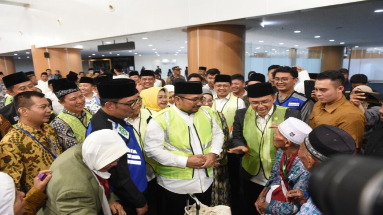 Anggota Komisi VIII DPR RI Maman Imanul Haq saat melepas keberangkatan Jemaah Haji di Bandara Kertajati, Majalengka, Jawa Barat, Minggu (28/5/2023). (Jaka/nr)