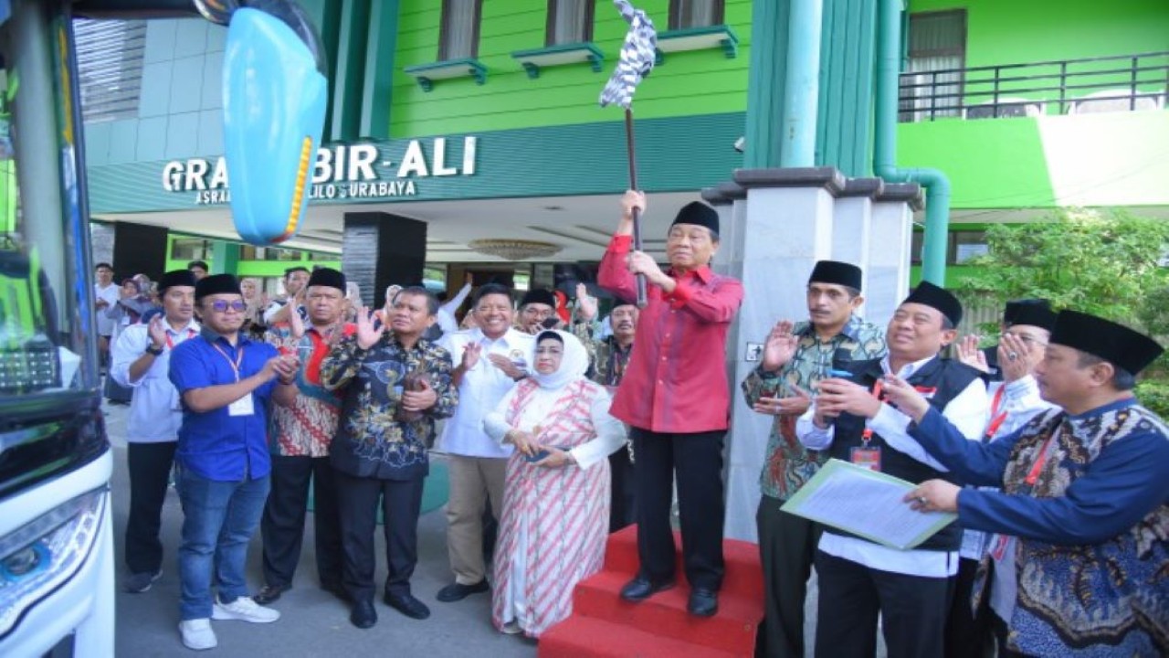 Wakil Ketua Komisi VIII DPR RI Moekhlas Sidik dan bersama para anggota lainnya saat melepas keberangkatan calon jamaah haji di Surabaya, Rabu (24/3/2023). (Nadhen/nr)