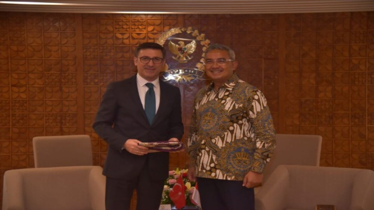 Ketua GKSB DPR RI-Turki Muhammad Farhan (kanan) saat menerima kunjungan Duta Besar Turki Talip Küçükcan di Gedung Nusantara III, Senayan, Jakarta, Selasa (16/5/2023). (Munchen/nr)