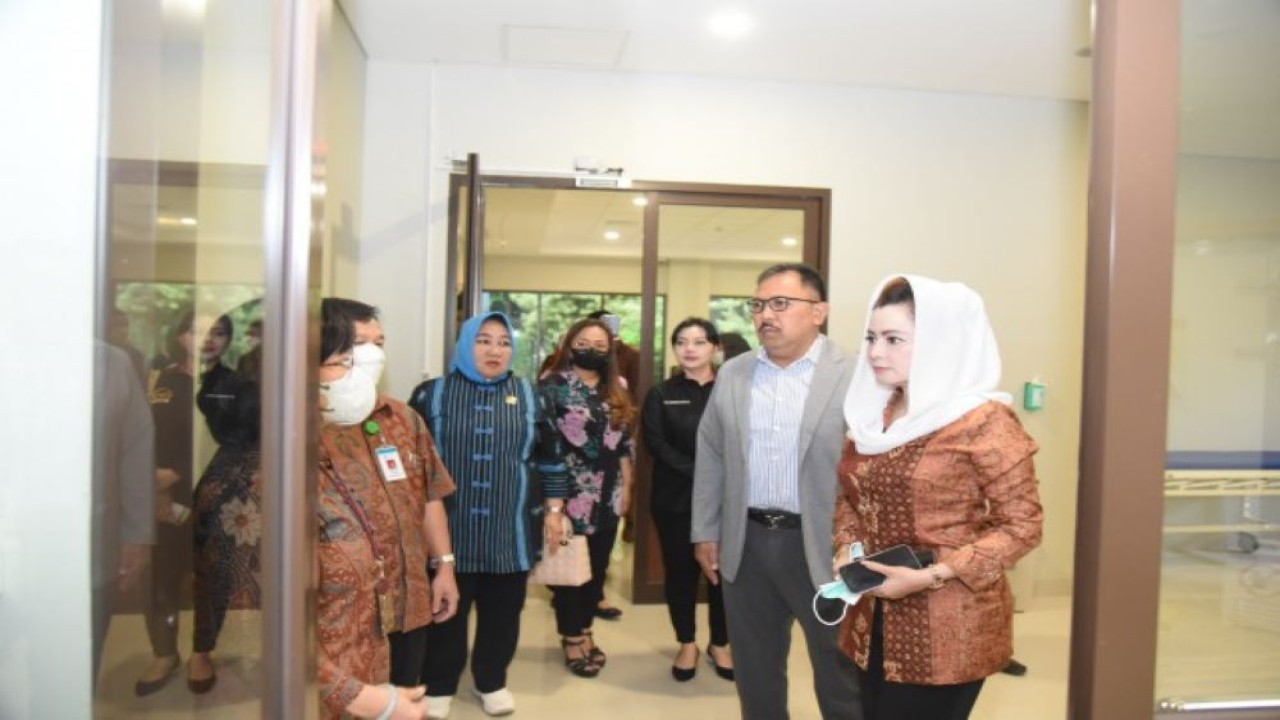 Wakil Ketua Badan Urusan Rumah Tangga (BURT) DPR Novita Wijayanti saat kunjungan ke Rumah Sakit BSH, Bogor, Jawa Barat, Rabu (17/5/2023). (Arief/Man)