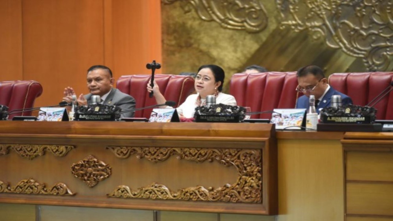 Ketua DPR RI Dr. (H.C.) Puan Maharani saat memimpin rapat paripurna di Gedung Nusantara II, Senayan, Jakarta, Jumat (19/5/2023). (Jaka/nr)