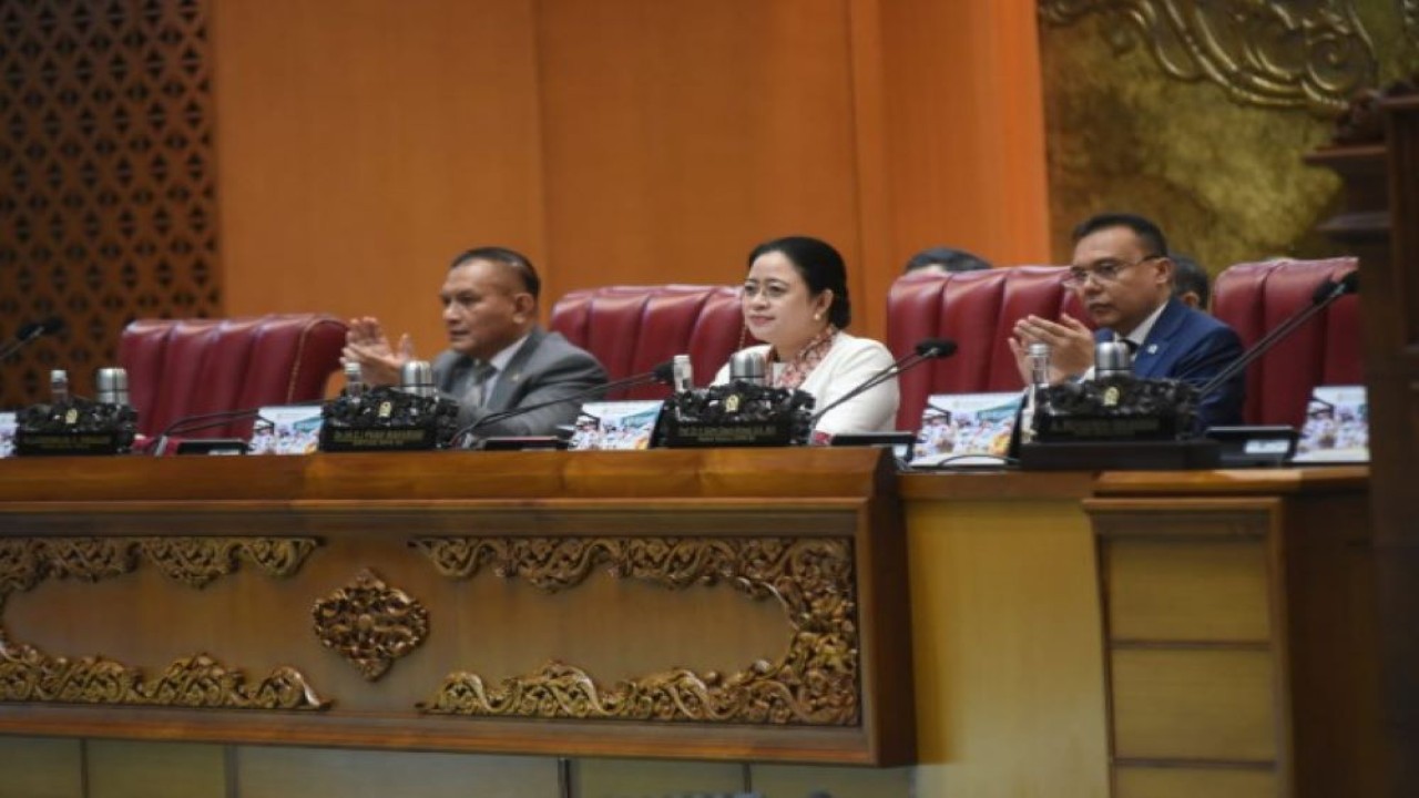 Ketua DPR RI Dr. (H.C.) Puan Maharani saat memimpin Rapat Paripurna dengan agenda tunggal Penyampaian Pemerintah terhadap Kerangka Ekonomi Makro dan Pokok-Pokok Kebijakan Fiskal (KEM dan PPKF) RAPBN Tahun Anggaran 2024 pada Jumat (19/5/2023) di Gedung Nusantara II, Senayan, Jakarta. (Jaka/Man)