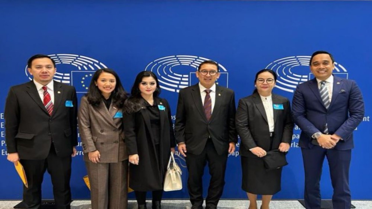 Anggota BKSAP DPR RI Puteri Komarudin (dua dari kiri) dalam foto bersama usai memgikuti Sesi ke-51 Steering Committee Inter-Parliamentary Union tentang Organisasi Perdagangan Dunia (World Trade Organization/ WTO) di Brussels, Belgia. (Ist/nr)