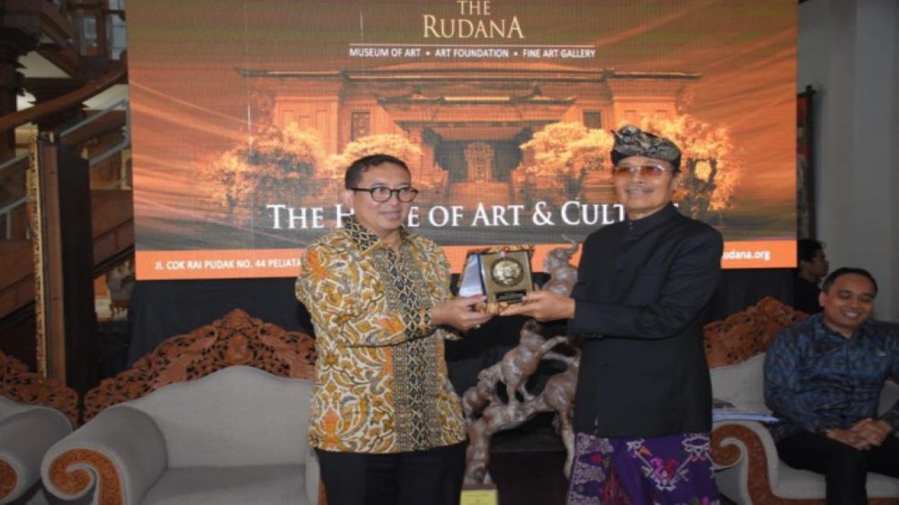 Ketua BKSAP DPR RI Fadli Zon (kiri) saat bertukar cenderamata usai memimpin BKSAP Day di Museum Rudana Ubud, Provinsi Bali. (Bunga/nr)