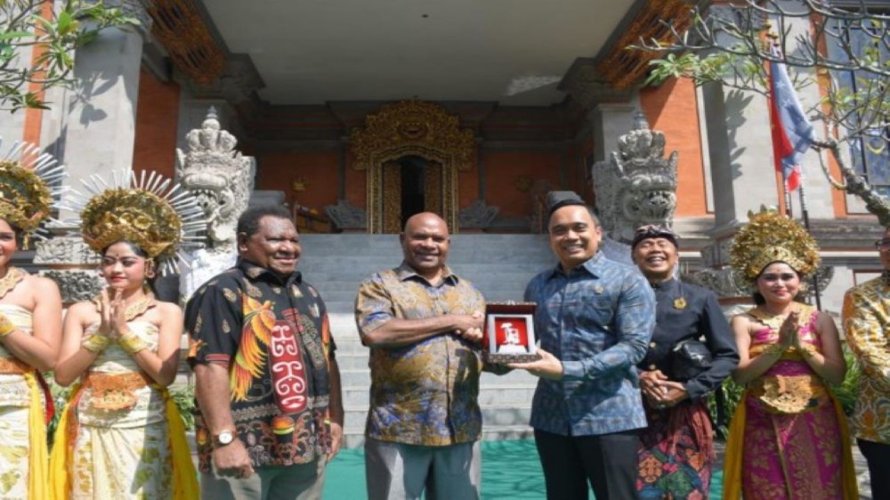 Wakil Ketua BKSAP Putu Supadma Rudana saat bertukar cenderamata usai melakukan pertemuan bilateral dengan Parlemen Papua Nugini. (Bunga/nr)