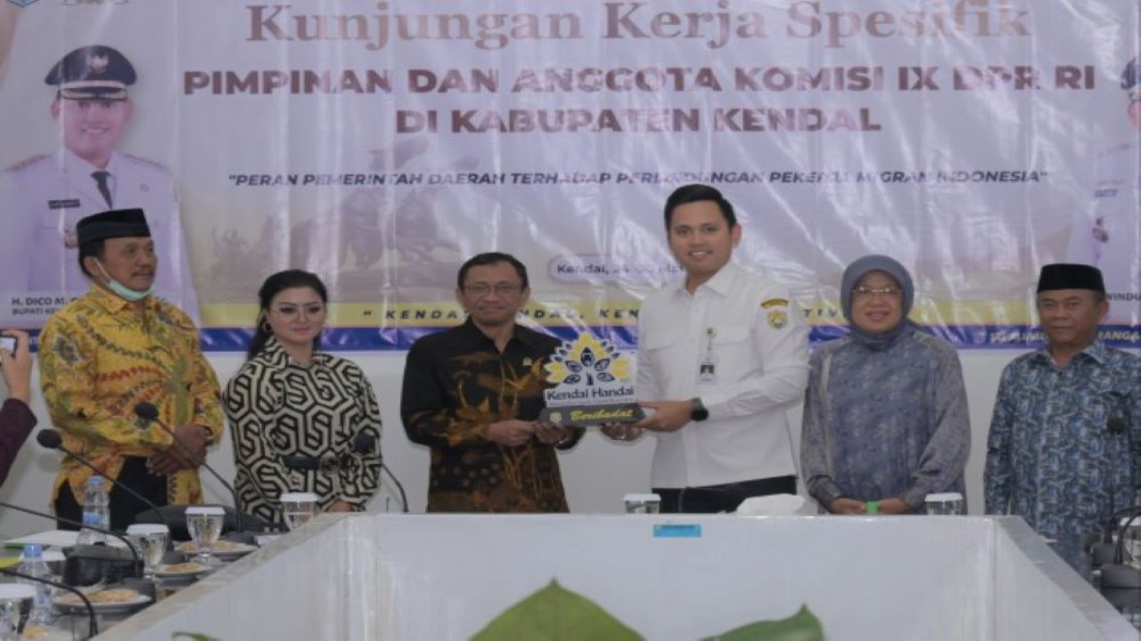Anggota Komisi IX DPR RI Rahmad Handoyo saat bertukar cenderamata usai memimpin Kunjungan Kerja Komisi IX DPR RI di Kendal, Jawa Tengah, Rabu (24/5/2023). (Rizki/nr)
