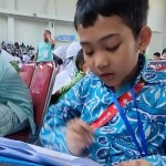 Salah seorang pelajar tengah serius mengerjakan soal matematika.-1684118435