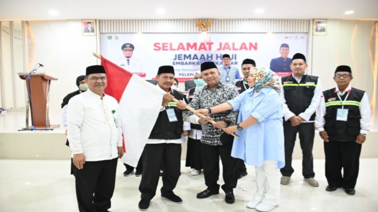 Anggota Komisi VIII DPR RI Samsu Niang melepas keberangkatan Calon Jemaah Haji (CJH) Kloter 2 Embarkasi Makassar dari Asrama Haji Sudiang pada Rabu (24/5/2023). (Ucha/Man)