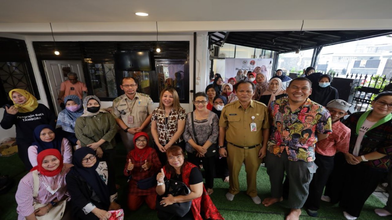 Anggota Komisi VI DPR RI dari Fraksi PDI Perjuangan Sondang Tampubolon berkolaborasi dengan Ikatan Wanita Pengusaha Indonesia (IWAPI) Jakarta Timur menggelar kegiatan 'Membatik Bersama', pada Selasa (9/5/2023). (Foto: Mario Sijabat)