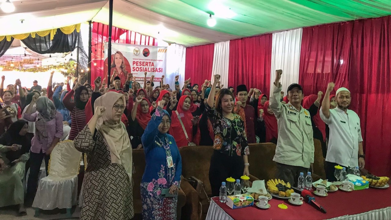 Anggota DPR RI Fraksi PDI Perjuangan Sondang Tampubolon bersilaturahmi dengan masyarakat di Jakarta Timur. (Wira Ginting)