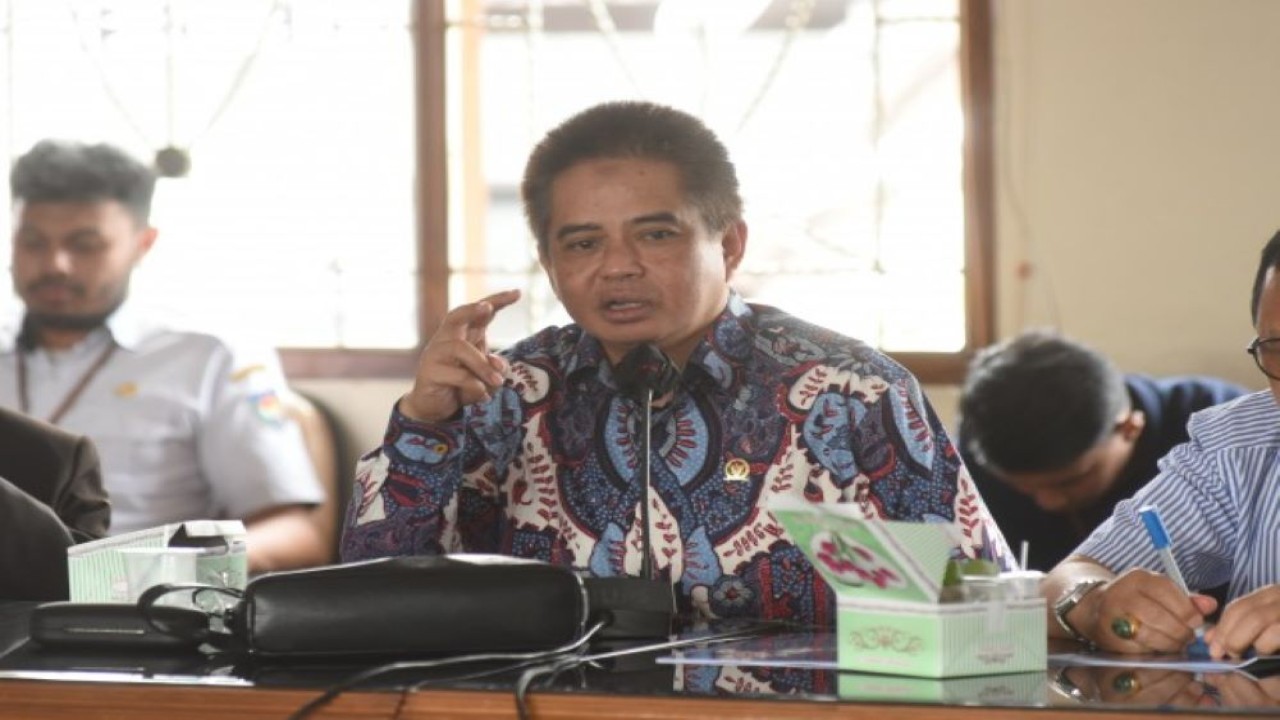 Anggota Komisi II DPR RI Teddy Setiadi saat mengikuti pertemuan Tim Kunker Komisi II DPR rapat kerja dengan penyelenggara Pemilu di Kota Sukabumi, Jabar, Kamis (25/5/2023). (Jaka/nr)