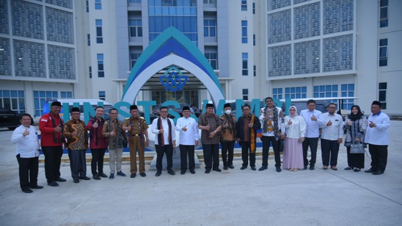 Tim Kunker Komisi VIII DPR RI saat foto bersama usai melakukan kunjungan ke Universitas Islam Negeri Sultan Thaha Saifuddin (UIN STS) Provinsi Jambi. Foto: Andri/nr