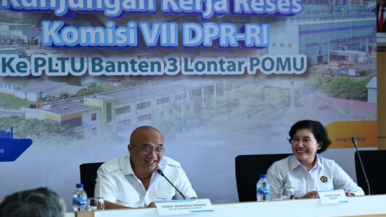 Wakil Ketua Komisi VII DPR RI Dony Maryadi Oekon (kiri) saat memimpin Kunjungan Kerja Reses Komisi VII DPR RI ke PLTU 3 Lontar POMU di Provinsi Banten, Senin (8/5/2023). Foto: Ilun/nr