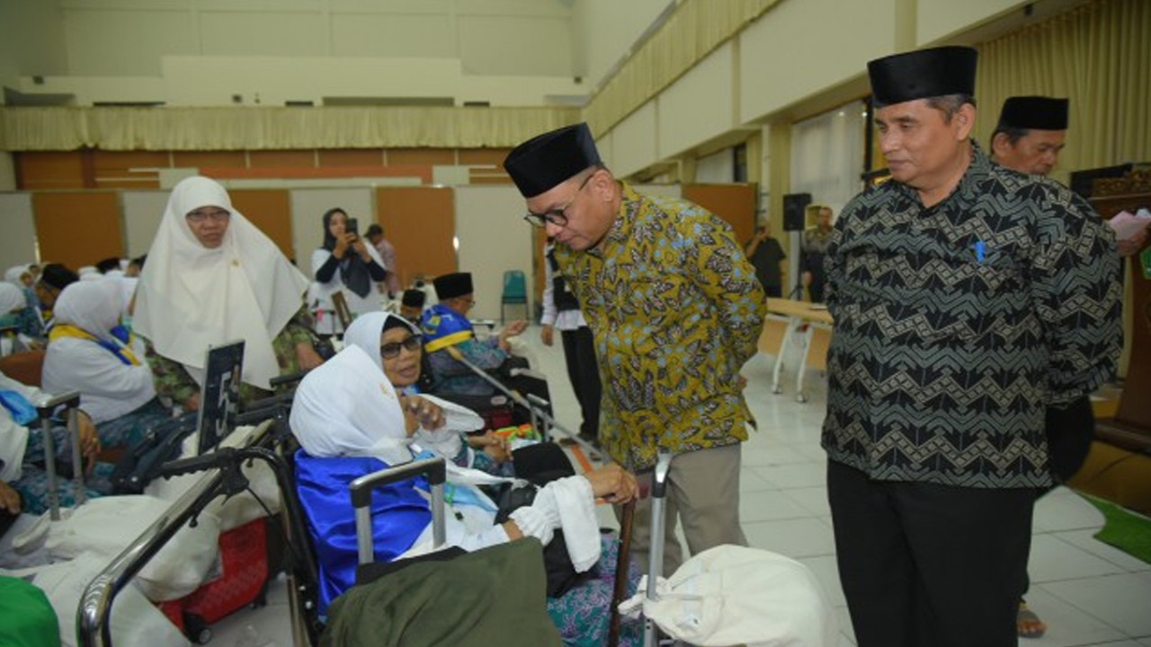 Wakil Ketua Komisi VIII DPR RI Ace Hasan Syadzily saat berbincang dengan para calon jemaah haji kloter 2 asal Cianjur Jawa Barat di Asrama Haji Embarkasi Bekasi. Foto: Andri/nr