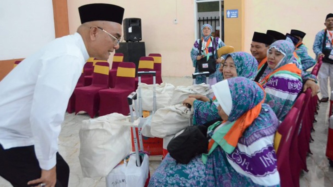 Wakil Ketua Komisi VIII DPR RI Marwan Dasopang menyapa salah satu jemaah haji saat melepas kloter I untuk berangkat ke Tanah Suci di Kota Medan, Sumatera Utara, Rabu (24/5/2023). Foto : Saum/rni