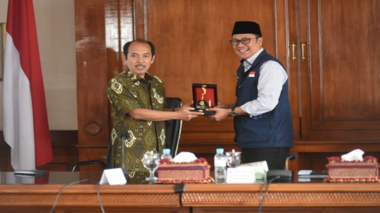 Wakil Ketua Komisi II DPR Yanuar Prihatin saat bertukar cenderamata usai memimpin Tim Kunker Komisi II DPR mengunjungi Kantor Walikota Sukabumi, Rabu, (24/5/2023). (Jaka/nr)