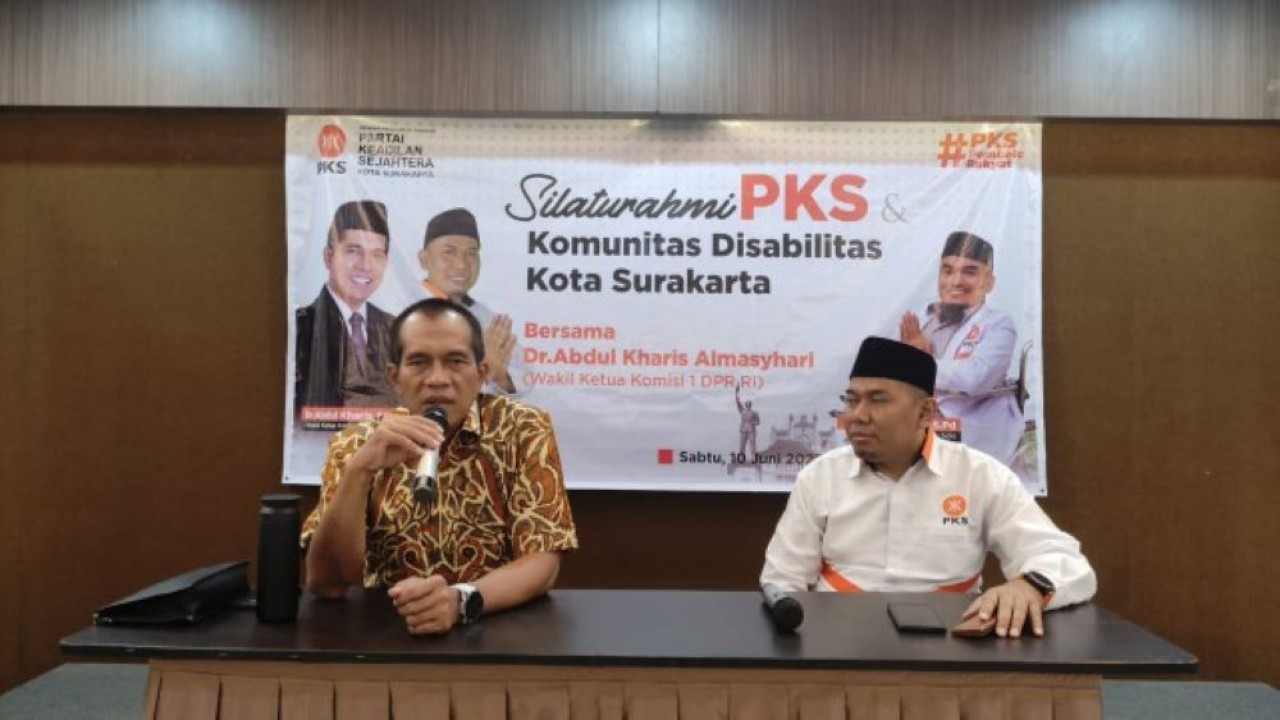 Anggota DPR RI Abdul Kharis Almasyhari (kiri) saat menghadiri Silaturahmi Komunitas Disabilitas Kota Surakarta. (Ist/nr)