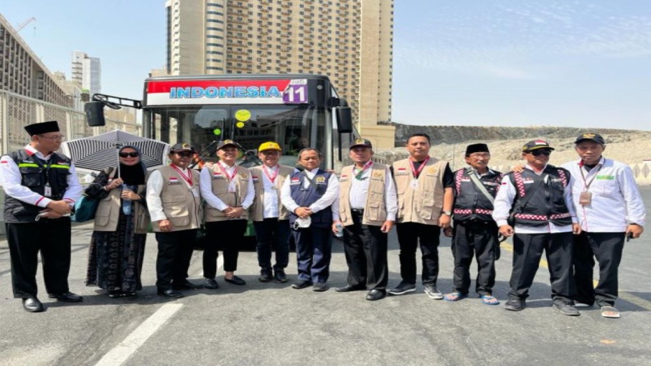 Wakil Ketua Komisi VIII DPR Ace Hasan Syadzily bersama Timwas Haji DPR usai meninjau dan mengecek fasilitas bus bagi jamaah haji Indonesia di Terminal Jiad, Mekkah, Sabtu (24/6/2023). (Oji/nr)